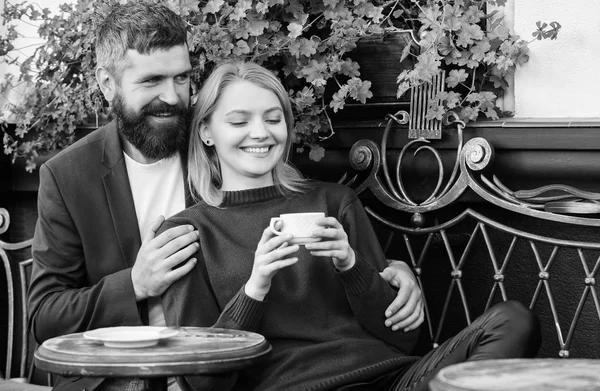 Evli güzel çift birlikte rahatlatıcı. Seyahat ve tatil. Kafe ve halka açık yerleri keşfedin. Çift sarılma kafe terası. Aşık çift kafe terasında kahvenin tadını çıkarır. Keyifli aile hafta sonu — Stok fotoğraf