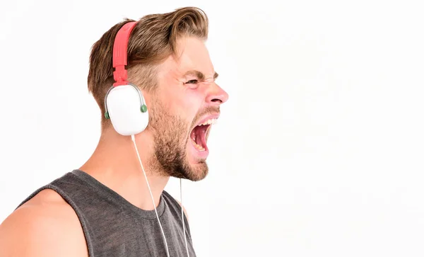Grita e grita. espaço de cópia. homem raspado ouvindo música no fone de ouvido. homem musculoso sexy ouvir música esportiva. homem em fones de ouvido isolados em branco — Fotografia de Stock
