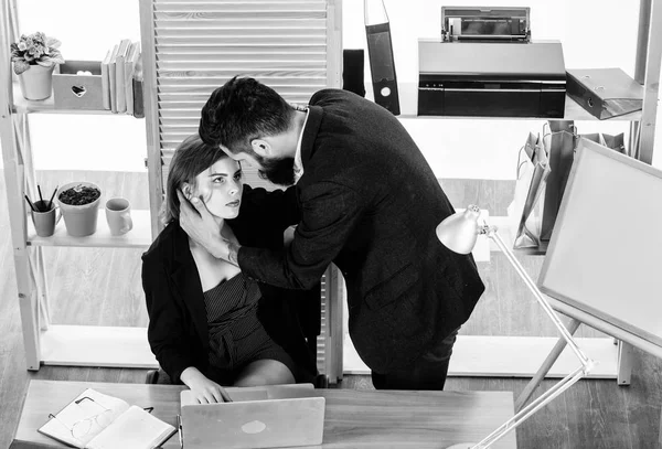 Un po 'di passione al lavoro. Storia d'amore di uomo barbuto e donna sexy in carica. Coppia innamorata che conduce una relazione al lavoro. Capo e segretario hanno una dolce relazione. Affari sul posto di lavoro — Foto Stock