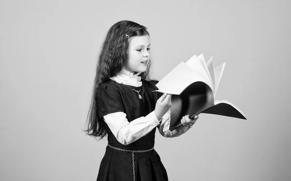 Conhecimento e educação. De volta à escola. menina séria quer ser professor. notebook para notas de diário. lição de estudo. menina pequena com pasta de papel. Ler é o meu passatempo. menina pequena leitura livro — Fotografia de Stock