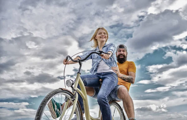 Beziehungspsychologie. Führung in Familie und Ehe. Mädchen steuert Fahrradlenker. Verliebte Paare verabreden sich zum Radfahren. Lasst sie Führungspersönlichkeit sein. Paar mit Fahrrad romantisches Datum Himmel Hintergrund — Stockfoto