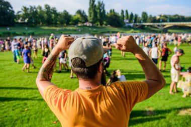 Yaz festivali. Adamın sakallı hipster'ı kalabalığın önünde. Açık hava konseri. Şimdi bilet ayırt. Erken kuş satışı. Müzik festivali. Eğlence konsepti. Yaz festivalini ziyaret edin. Adam tatil veya festival kutlamak