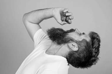 Taze meyve suyu kavramı. Sakallı hippi çilek suyu şişe içinde yumruk tutar. Adam kesin yüz ekstra taze içki çilek suyu tadını çıkarın. Adam içki çilek suyu mavi arka plan sakallı