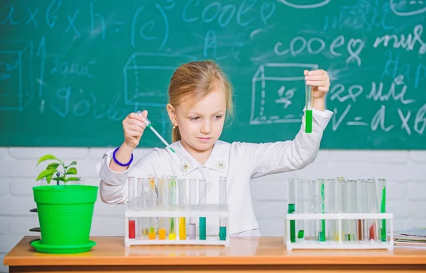 Dívka roztomilé školní žák hrát s zkumavky a barevné kapaliny. Školní chemický experiment. Školní vzdělání. Zajímavý přístup k učení. Budoucí vědec. Prozkoumat a prozkoumat. Školní lekce — Stock fotografie