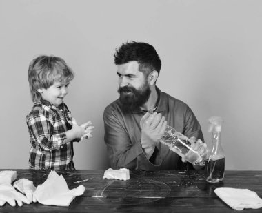 Lastik eldivenli sakallı ve bıyıklı adam sprey tutuyor..