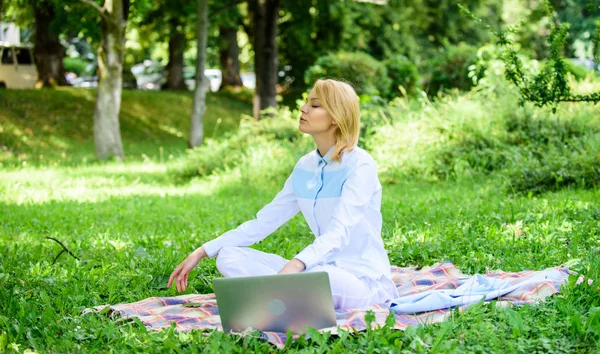Concepto de ideas de negocio en línea. Mujer con portátil o portátil sentarse en la alfombra pradera de hierba verde. La mujer de negocios freelancer trabaja al aire libre. Concepto de picnic de negocios. Pasos para comenzar a trabajar por cuenta propia — Foto de Stock