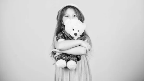 O brinquedo preferido dela. Menina segurando brinquedo macio. Pequena criança abraçando ursinho de pelúcia brinquedo. Criança menina adorável com boneca de pelúcia animal bonito. Brinquedo é usado em jogo — Fotografia de Stock