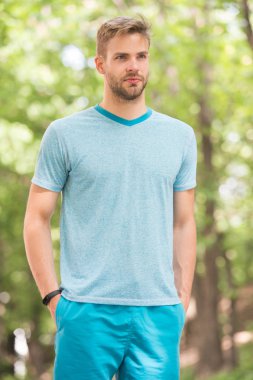 Spor koçu. Spor bir yaşam biçimidir. Sporcu yaşam tarzı. Parktaki yakışıklı atlet. Spor refahı ve öz bakım. Yakışıklı adam sportif kıyafet kendinden emin görünüyorsun. Erkek güzelliği. Adam yakışıklı sakallı yüz