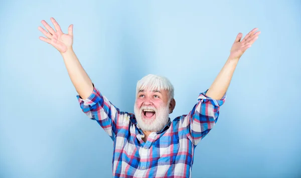 Emozione positiva. Finalmente in pensione. Pensionato di successo. Soddisfatto raggiunto il successo. Obiettivi di vita. Un uomo di successo che celebra il successo. Un fortunato hipster di successo. Nonno felice allegro gioioso — Foto Stock