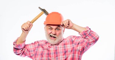 Adam sakallı işçi kask tutun çekiç giymek. Onarım atölyesi. Onarım konsepti. Kıdemli foreman işçisi. Handyman ev tamiri. Deneyimli mühendis. Onarım veya yenileme. Ev geliştirme onarımı