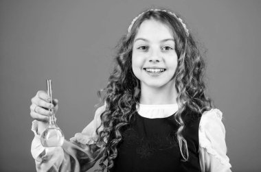 test şişesi ile küçük kız bilim adamı. çocuk çalışma bilogy ders. laboratuvarda bilim araştırması. Küçük bir okul kızı. eğitim ve bilgi. Gelecek. Okula geri dön. Modern teknolojileri kullanma