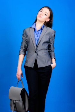 Resmi stil aksesuarları. Günlük modern kent yaşamı için sırt çantası. Resmi kıyafetli kız öğrenci. Sırt çantası moda trendi. Deri sırt çantası olan bir kadın. Deri sırt çantası ile ceket şık kadın
