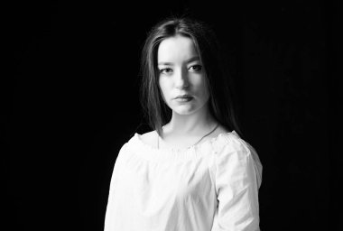 esmer saçlı güzel bir kadın. doğal güzellik. şehvetli bir kadın. kuaför salonu. moda modeli portre. cilt bakımı kozmetik ve makyaj. doğal tenli kadın. güzel bir kadın. Yüz bakımı