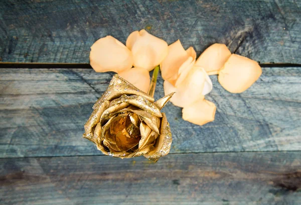 Flor dourada no fundo de madeira. decoração de loja de flores. riqueza e riqueza. florística. Vintage e jóias. luxo e sucesso. decoração metalizada. conceito antigo. beleza natural. Ouro rosa — Fotografia de Stock