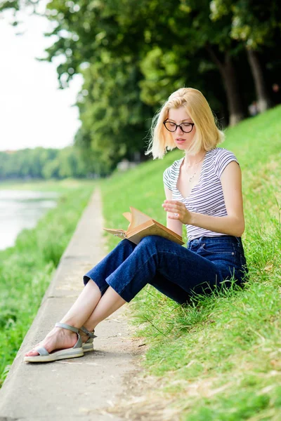 Literatura. inspirado pelo autor do romance. Uma história interessante. Relaxe e obtenha novas informações. estudante menina com livro ao ar livre. Uma mulher no parque a ler livros. ler é o meu passatempo. Estudo de verão — Fotografia de Stock