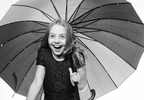 在这个秋日感觉受到了保护。在下雨的天气里带着伞的小女孩。秋季时尚。孩子。快乐的童年。上课时间。带着伞的快乐的小女孩。年轻无忧无虑 — 图库照片