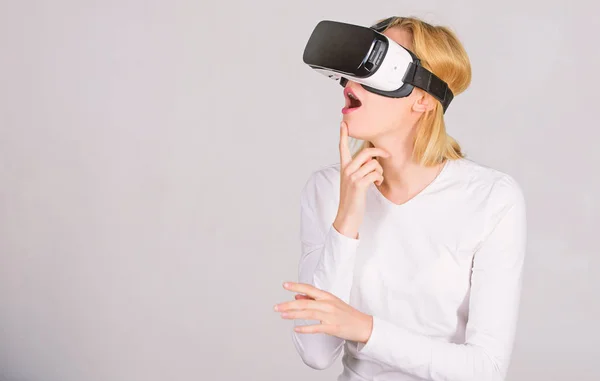 Die Frau mit der Brille der virtuellen Realität. Aufgeregt lächelnde Geschäftsfrau mit Virtual-Reality-Brille. selbstbewusste junge Frau richtet ihr Virtual-Reality-Headset ein und lächelt. — Stockfoto