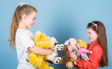 Oyuncakçı. Çocuklar Günü 'nde. Yumuşak ayı oyuncakları olan küçük kızlar. Mutlu çocukluk. El yapımı. Dikiş ve dikişler. Anaokulundaki oyun parkında. Küçük kız kardeşler oyun odasında oyun oynuyorlar. Oyuncu kızlar.