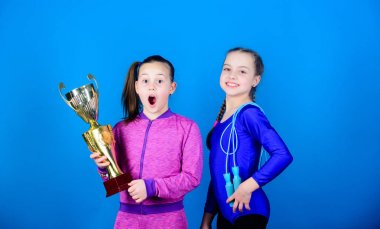 Hak edilmiş ödül. Spor başarısı. Kızlar atletik çocuklar zaferi kutluyor. Altın kadehli atletik kızlar. Şampiyonayı kazan. Takımımız birinci. Çocuk jimnastikçiler atletik çocuklar mutlu şampiyon