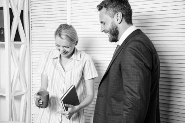 Patron işçi iş tartışıyorlar. İşyeri ilişkileri. İş arkadaşları huzurlu dostane bir atmosferde. Dostluk meslektaşlarının. Office kahve molası. Eşitlik ve saygı. Arkadaşları arasındaki konuşma