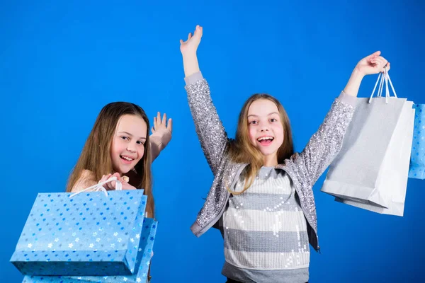 Shopping av hennes drömmar. Lyckliga barn i butik med väskor. Shopping dag lycka. Systrar som handlar tillsammans. Köpa kläder. Fashionista missbrukare köpare. Fashion Boutique Kids. Shopping är bästa terapi — Stockfoto