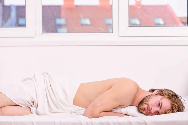 El sueño es vital para su salud física y mental. Hábitos saludables de sueño. Hombre sin afeitar cara barbuda cama de sueño. Hora de la siesta. Dormir y relajarse concepto. Siéntete cómodo y relájate. Hombre guapo chico dormir —  Fotos de Stock