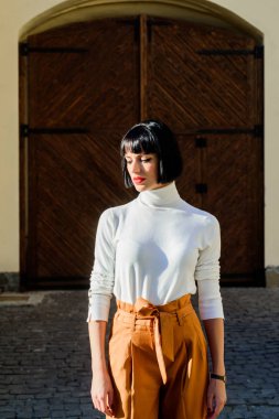 Kız makyaj yüz moda trendi eşleşen giysiler. Stilist moda uzmanı. Moda cılız. Kadınlık ve kadınsı rakam vurgulamak. Yüksek belli pantolonlar podyuma dönmeye devam ediyor. Kadın moda kıyafeti