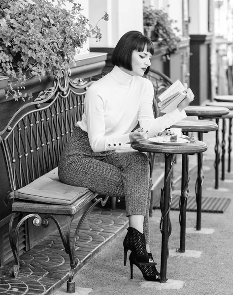 Кружка хорошего кофе и приятная книга лучшее сочетание для идеального выходные. Женщина выпить насладиться хорошей книжной террасе кафе. Понятие самосовершенствования. Литература для женщин. Девушка пьет кофе читать книгу — стоковое фото