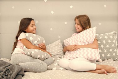 Kız kardeşler iletişim. Kız kardeşler iletişim süre yatak odasında rahatlayın. Aile zamanı. Çocuk sakin ol ve akşamları eğlenmek. Kız eğlence. Kızlar şirin pijama yatak odasında birlikte vakit geçirmek