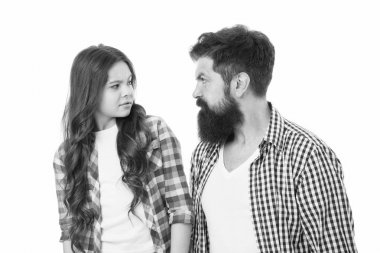 Sıkı baba kavramı. Adam acımasız sakallı baba küçük kızı konuşuyor. Şey yasak. Ebeveynlik ve yetiştirme. Aile katı kuralları. Sıkı eğitimiyle. Gerçekten mutsuz görevi kötüye kullanma hakkında