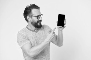 bıyıklı acımasız beyaz hippi. Olgun hippi sakallı. Sakallı adam. Erkek kuaför bakım. Birisi yardım etmek için. bardaklarda akıllı adam akıllı telefon tutun. ürün sunmak. Şuna bir bak