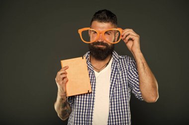 Bu kitabı oku. Komik ve mizah anlayışı. Yetişkin eğitimi dersleri. Kendi kendine eğitim kavramı. Edebiyat kulübü. Kitap okumayı hobi olarak. Çalışmak eğlencelidir. Hipster sakallı adam komik gözlük not defteri veya kitap tutun