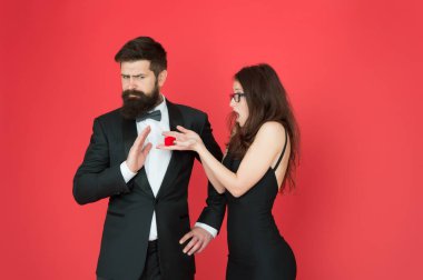 Nişan konsepti. Reddedilen teklif. Aşık çift yıldönümünü kutluyor. Romantik hediye kutusu takı nişan. Evlilik teklifi. Yakışıklı bir adam ve aşık zarif bir kadın. Romantik nişan