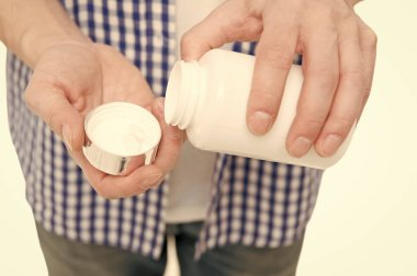 Küçük bir hap insanların hayatını kurtarabilir. Hap şişesi. adam el ile tıp hap ya da vitamin şişe açılış. Vitamin hapı kapsayıcı. Vitamini karmaşık. Vitamin takviyesi. Sağlık daha iyi sağlık için