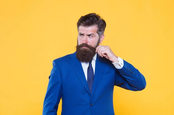 Exitoso guapo hipster gerente superior. Peluquería y estilista. Concepto de chico guapo. Porque tú lo mereces. Un hombre de negocios seguro y guapo barbudo vestido de traje formal. Empresario motivado serio —  Fotos de Stock