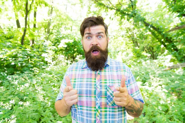 Sommarsemester koncept. Utforska vild natur aktivitet. Man skäggiga hipster gröna träd bakgrund. Emotionell naturälskare. Man stilig skägg och mustasch i sommar skogen. Förenades med miljö — Stockfoto