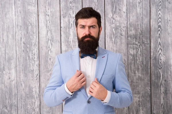 Um barbeiro de estilo cavalheiro. Barbearia oferta gama de pacotes para o noivo. Conceito de barbearia. Barba e bigode. Um tipo bem preparado, bonito e barbudo, usa smoking. Roupa de casamento romântico — Fotografia de Stock