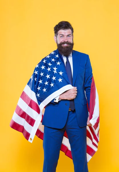 Framgångsrik affärsman advokat eller politiker. Affärsfolk. Independence affärsman skäggiga man i formell kostym Hold flagga USA. Affärsidé. innebär att besluta enligt lag och fakta — Stockfoto