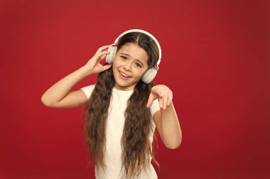Birlikte şarkı takip. Kablosuz Kulaklýklý mikrofon seti ile şirin müzik fan. Küçük kız müzik dinliyor. Stereo kulaklık giyen küçük kız. Küçük çocuk boş zaman veya eğitim için teknolojisini kullanarak