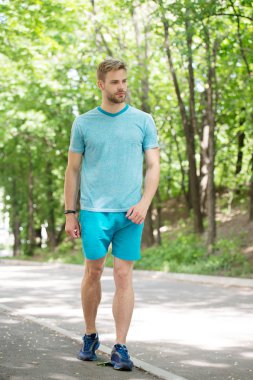 Açık hava spor eğitimi. Sporyakışıklı adam doğal manzara üzerinde yürüyüş giymek. Spor sporcusu yaz günü spor aktiviteleri yapıyor. Spor ve fitness