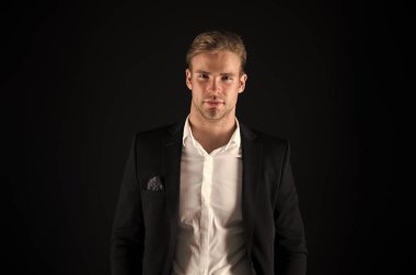 Gerçek maço. Adam yakışıklı bakımlı maço siyah arka plan üzerine. Duygu kendinden emin. Erkek güzellik ve erkeklik. Adam çekici şık emin modeli. Onun tarzı kendine güvenen. Karanlık giysili adam