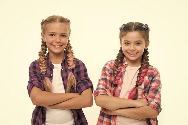 Día de los niños. De vuelta a la escuela. Felicidad infantil. Amistad y hermandad. niñita con el pelo perfecto. Moda de niño pequeño. Hermanitas felices. Belleza y moda. Hora de relajarse. —  Fotos de Stock