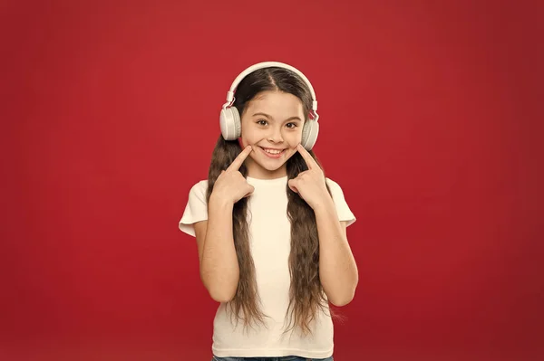 La música juega un papel importante vidas adolescentes. Efecto poderoso música adolescentes sus emociones, percepción del mundo. Chica escuchar auriculares de música en el fondo rojo. Concepto de lista de reproducción. Música gusto — Foto de Stock