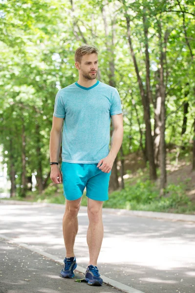 Outdoor sport training. Knappe man in de sport slijtage wandelen op natuurlijke landschap. Sportieve sportman beoefenen van sportactiviteiten op de zomerdag. Sport en fitness — Stockfoto