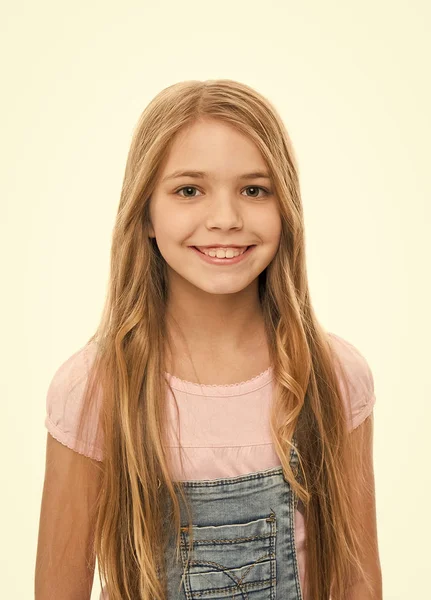 Haciendo una gran declaración con el pelo enorme. Adorable chica feliz sonriendo con nuevo peinado. Modelo pequeño con cabello rubio. Niño pequeño con mechones largos de pelo. Niña feliz con peinado suelto — Foto de Stock