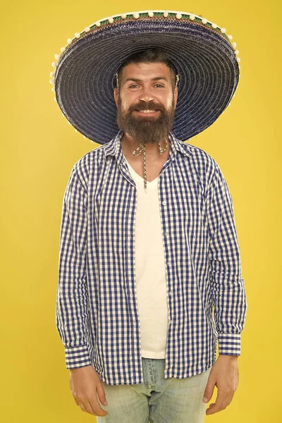 O homem usa chapéu mexicano sombrero. Conceito de cultura mexicana. Celebre o feriado mexicano. Um mexicano barbudo pronto para comemorar. Costumes e tradições. Sombrero chapéu de abas largas fornece muita sombra — Fotografia de Stock