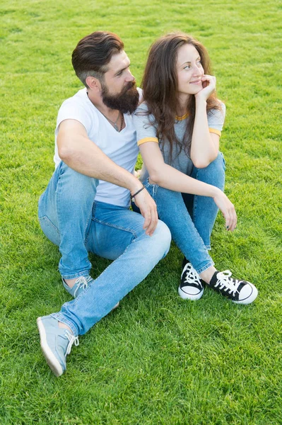 緑の芝生でリラックス愛のカップル。単純な幸せカップル関係の目標。カップルは自然の中で時間を過ごします。遊び心のあるガールフレンドとボーイフレンドのデート。夏休み。屋外で素敵なカップル — ストック写真