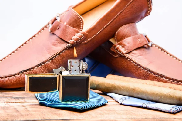 Brudgummen redo för bröllop. Herrkläder och accessoarer. Cigarettändare halsduk. Mode stil. Manliga outfit modeaccessoarer. Tillbehör butik. Snygga läderskor på trä bakgrund — Stockfoto