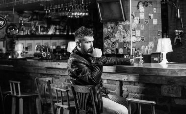 Sakallı adam karanlık çubuğundaki boş zaman harcamak. Acımasız hipster sayaç içki bira bar oturup adam sakallı. Cuma akşamı. Bar içki içip dinlenmek için rahatlatıcı yerdir. Hipster rahatlatıcı bir bira bar