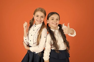 Yeni stil için UPS başparmak. Pigtails şık kızlar okul için giyinmiş. Küçük kızlar okul üniforması giyiyor. Okul çocukları ile moda ileri bakmak. Şirin kız öğrenciler. Geri okul moda